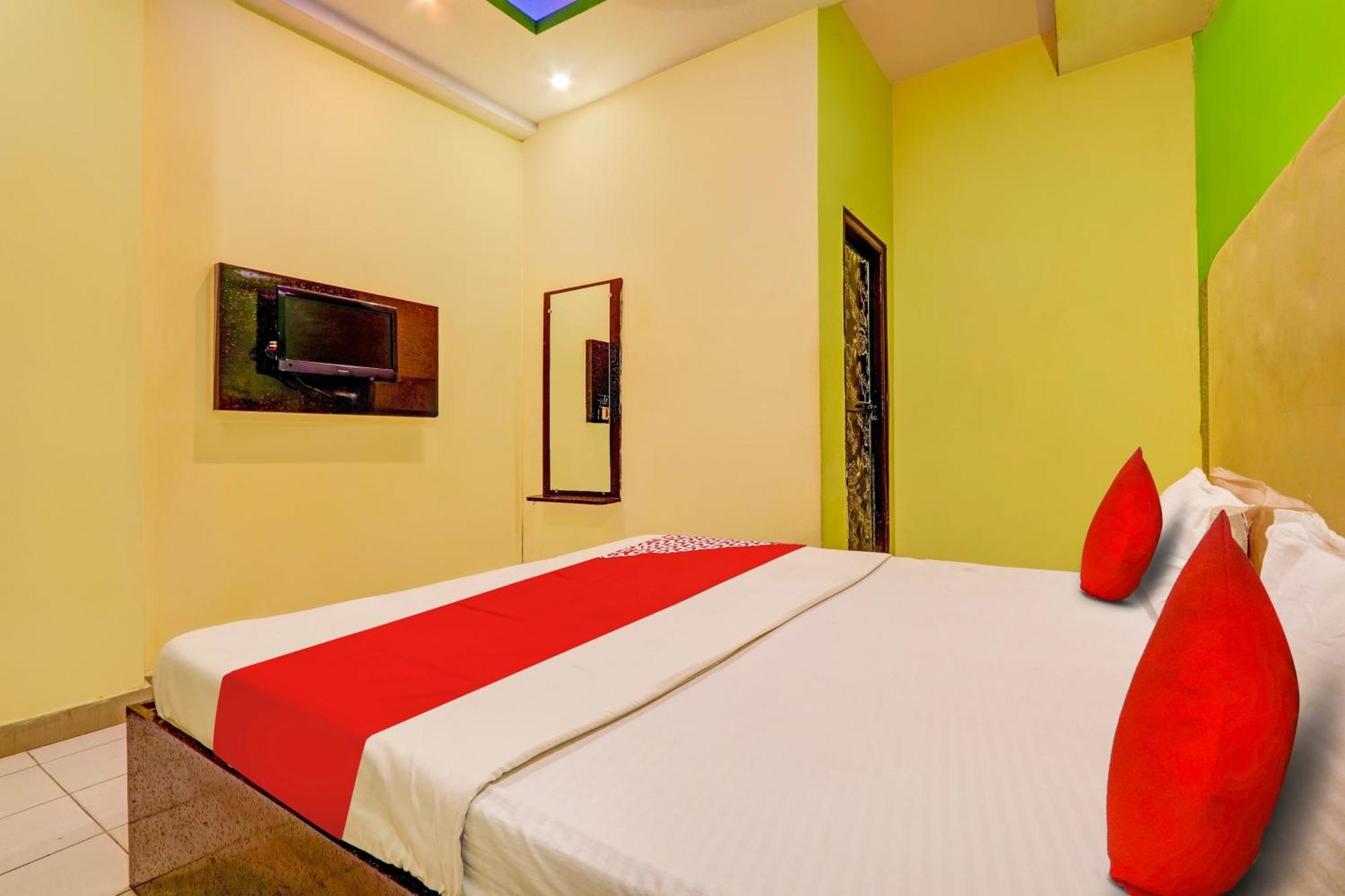Oyo Flagship Hotel Samruddhi Lodge Nirmal  Εξωτερικό φωτογραφία