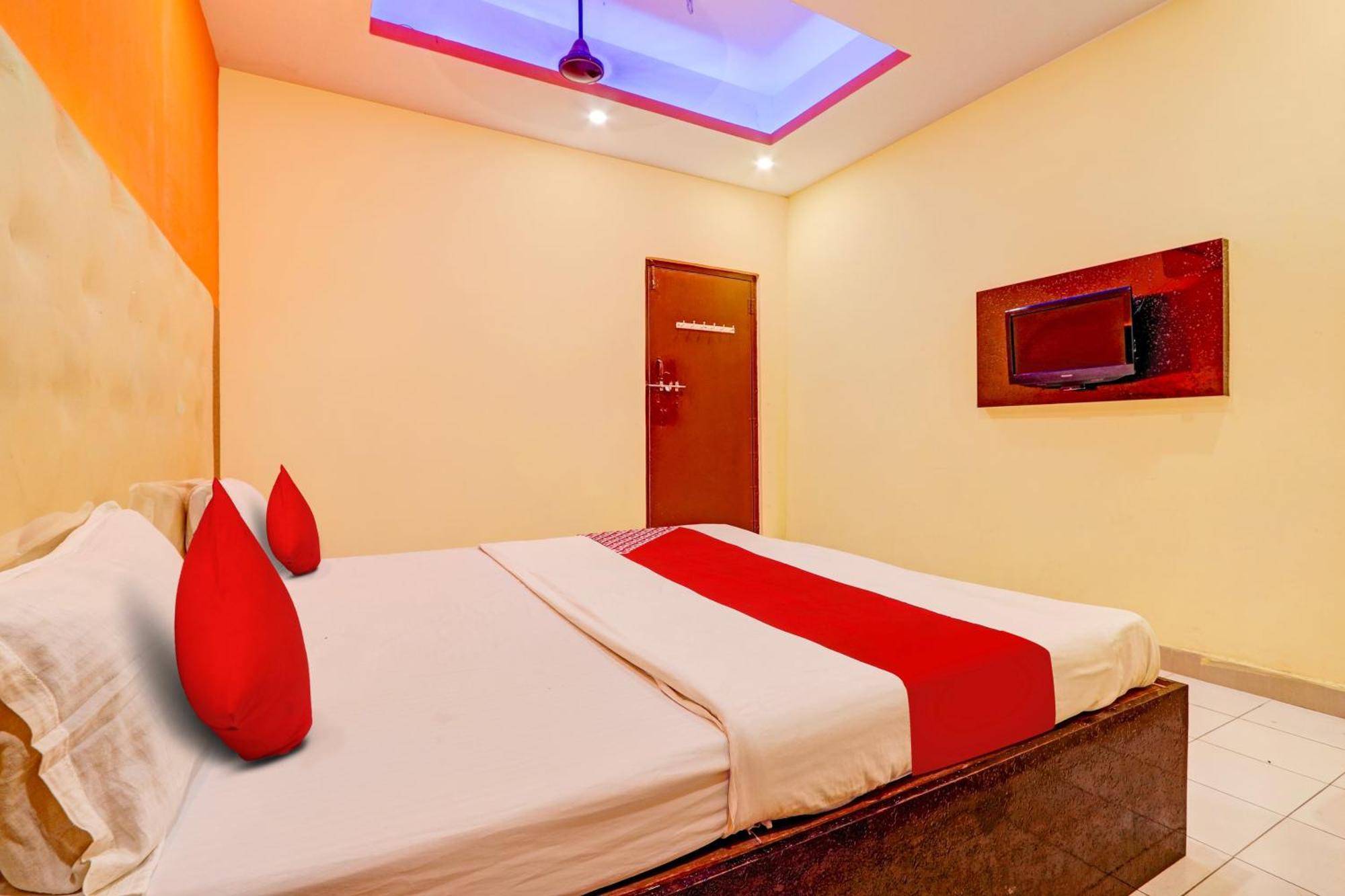 Oyo Flagship Hotel Samruddhi Lodge Nirmal  Εξωτερικό φωτογραφία