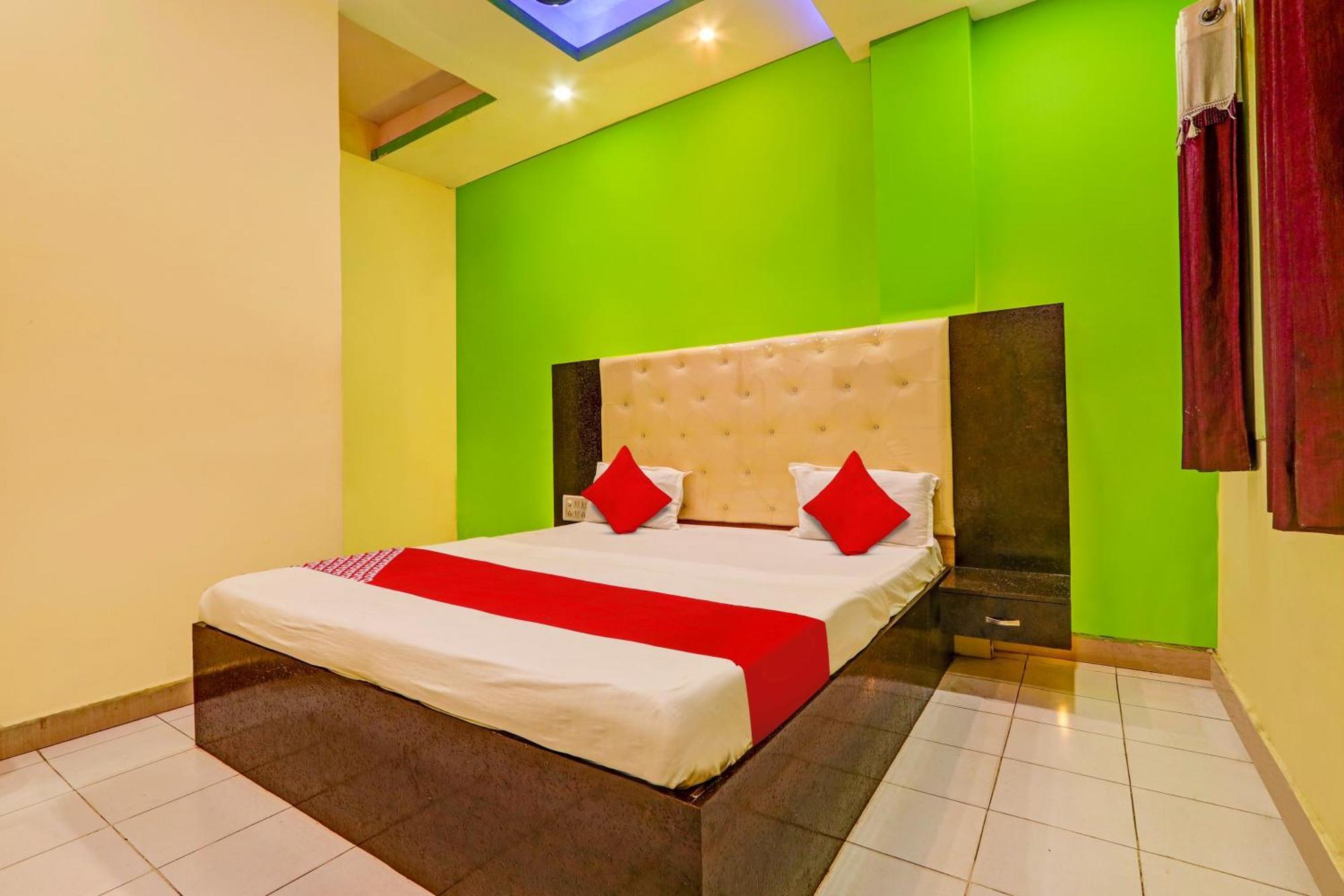 Oyo Flagship Hotel Samruddhi Lodge Nirmal  Εξωτερικό φωτογραφία