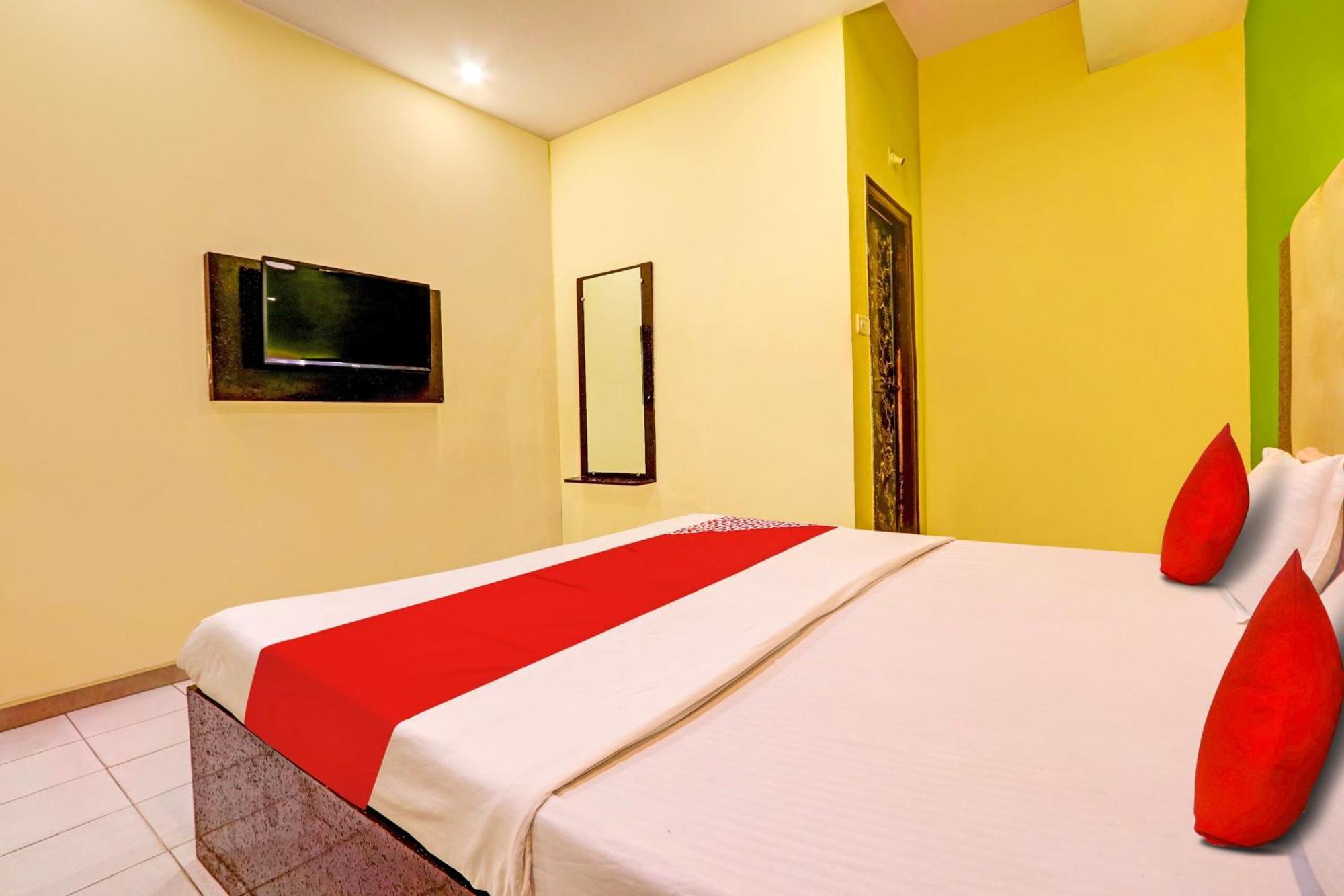 Oyo Flagship Hotel Samruddhi Lodge Nirmal  Εξωτερικό φωτογραφία