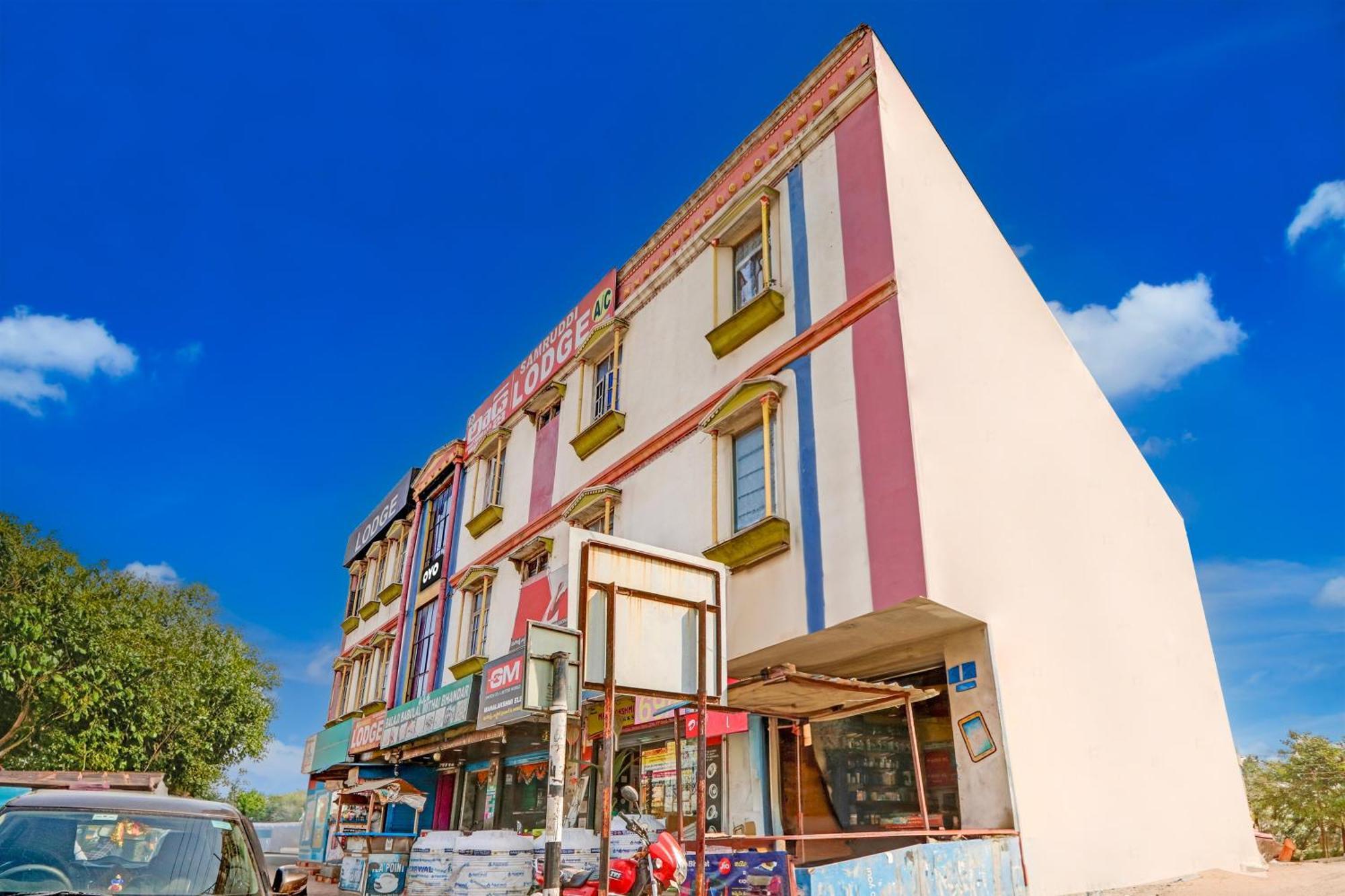 Oyo Flagship Hotel Samruddhi Lodge Nirmal  Εξωτερικό φωτογραφία
