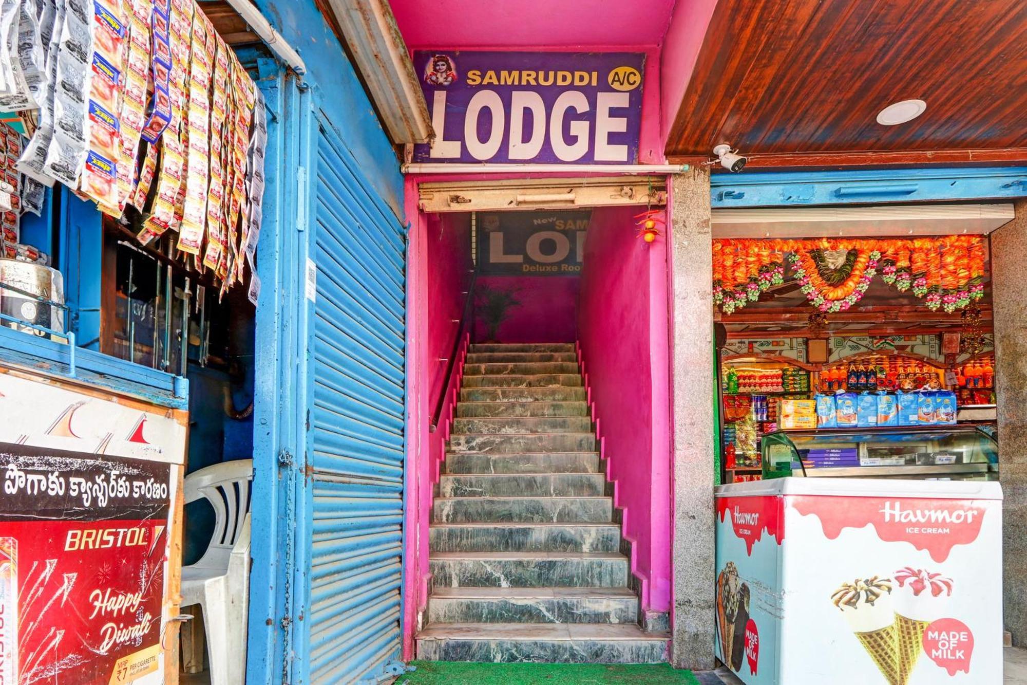 Oyo Flagship Hotel Samruddhi Lodge Nirmal  Εξωτερικό φωτογραφία